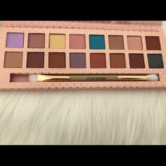 ONE NEW KYLIE KSHADOW TAKE ME ON VACATION PALETTE - Picture 5 of 8